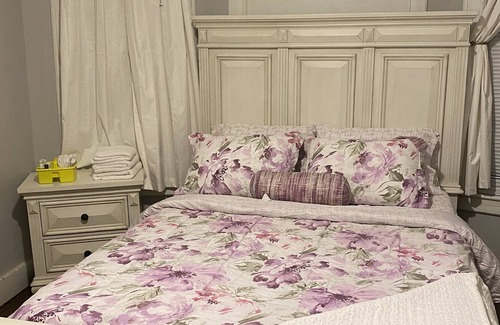 Springfield Bed & Breakfast | White Cozy Room (1B)