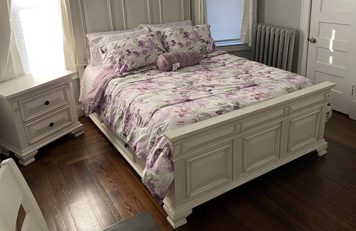 Springfield Bed & Breakfast | White Cozy Room (1B)