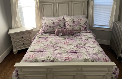 Springfield Bed & Breakfast | White Cozy Room (1B)