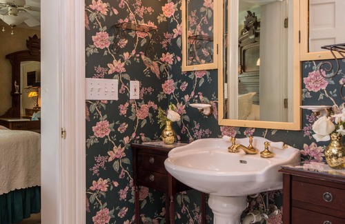 Historic Downtown Manteo Bed & Breakfast | White Doe Inn