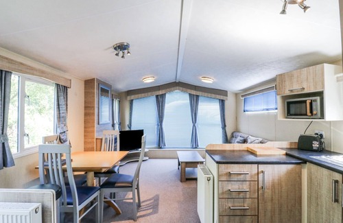 Battle Cottage | WHITE HART CARAVAN, pet friendly, with a garden in Battle