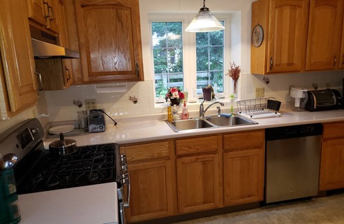 Plymouth House | White Horse Beach Cottage - 5 BR, Sleeps 10 adults, only 3 minute walk to beach!