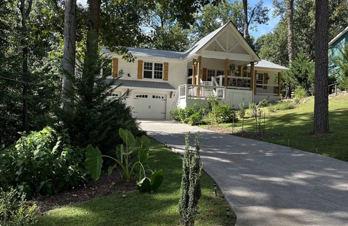 Woodstock House | White House on a hillnPet f., close to wedding venues, Roswell, Milton & Canton.