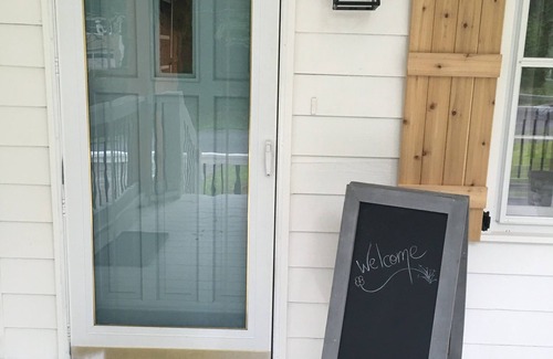 Woodstock House | White House on a hillnPet f., close to wedding venues, Roswell, Milton & Canton.