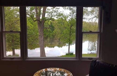 Plymouth House | White House on the Mill Pond - kayak/walk downtown