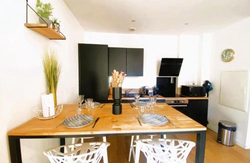 Henriville Apartment | White House - THE SUNNY avec TERRASSE et PARKING privé - 20 min CENTRE