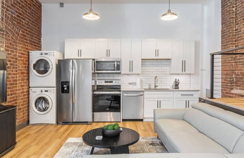 Downtown Knoxville Condo | White Lily Luxe Loft nestled within the heart of Knoxville's Old City.