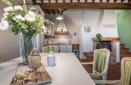 Monteroni d'Arbia Apartment | "White Lily overlooking Siena"
