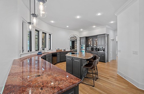 Denver House | White Lotus by SoCharm | *NO BOOKING FEES* Luxe Retreat with 300ft of Waterfront Views & Pickleball