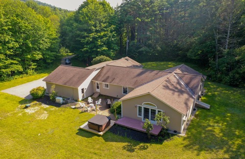 Intervale House | White Mountain Glen | House in Bartlett with hot tub, sauna, firepit & game room