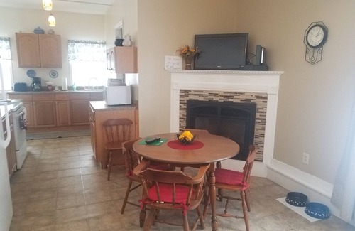 Bethlehem Cottage | White Mountain Retreat - Family/Pet Friendly- Year Round : Ski areas Close by!