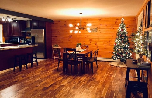 Thornton House | White Mountains sleeps 11 PET FRIENDLY with indoor/outdoor pools, hiking/biking