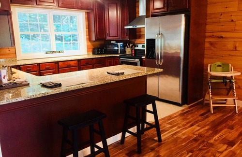 Thornton House | White Mountains sleeps 11 PET FRIENDLY with indoor/outdoor pools, hiking/biking