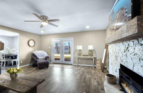 Sunrise Beach House | White Oak Landing - Spacious 6 BDR with Boat Slip