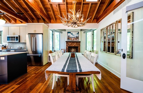 Harbert House | White Oak Retreat - Sleeps 10 with inground pool/hot tub in the heart of Harbert