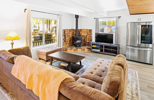 Packwood House | White Pass Wonder - Hot Tub, Wifi, Wood Stove