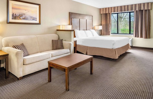 Holland Hotel | White Pines Inn & Suites