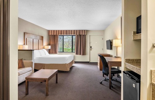 Holland Hotel | White Pines Inn & Suites