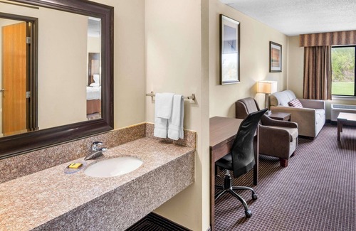 Holland Hotel | White Pines Inn & Suites