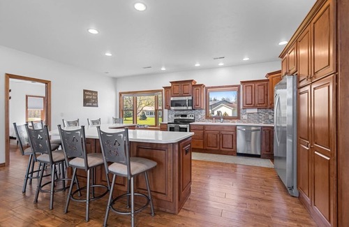 Brazeau Cottage | White Potato Lakehouse-Huge Yard, Firepit, VBall!