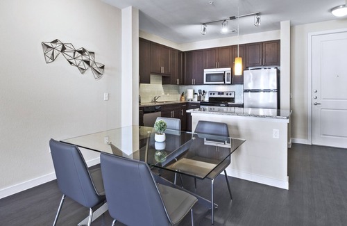 Fort Worth Cultural District House | White Rabbit | King Bed | Queen Bed | Balcony