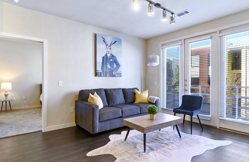 Fort Worth Cultural District House | White Rabbit | King Bed | Queen Bed | Balcony