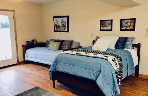 Flippin House | White River trout fishing/reunion getaway in Flippin AR w/boat ramp & game room