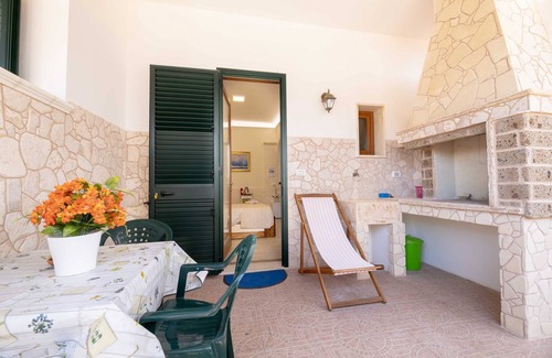 Capilungo Apartment | White Room - B&B Pilella: Elegance by the Sea