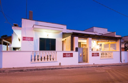 Capilungo Apartment | White Room - B&B Pilella: Elegance by the Sea
