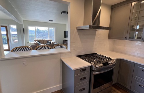 White Salmon House | White Salmon Chalet 1 block from downtown