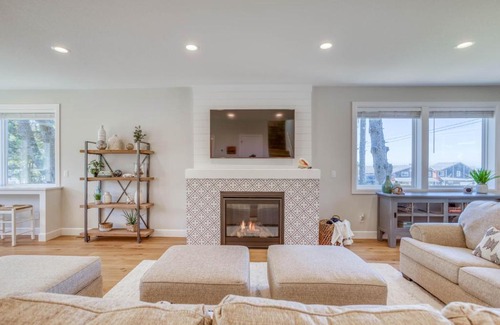 Lincoln City House | White Sand
