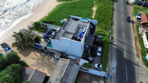 Hikkaduwa House | White Sand Villa - Beach front