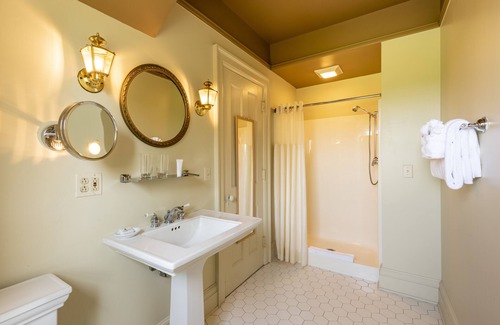 Geneva Hotel | White Springs Manor a Belhurst Property