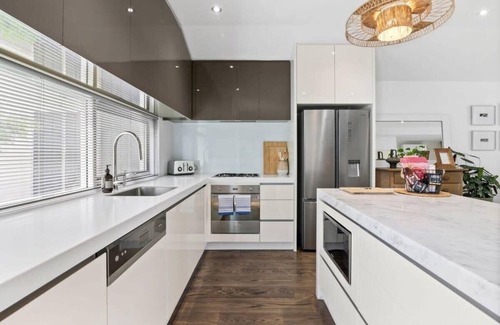 Torquay Apartment | Whitewash Beachfront Apartment on The Esplanade