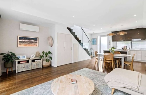 Torquay Apartment | Whitewash Beachfront Apartment on The Esplanade