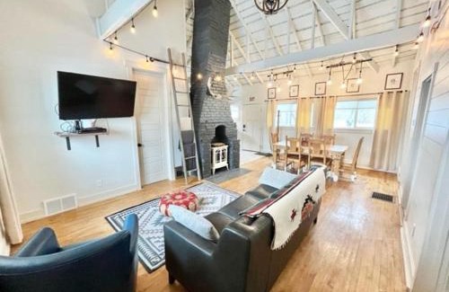 Lava Hot Springs House | Whitewater Cottage- IN TOWN walk to everything