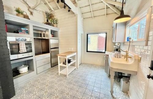 Lava Hot Springs House | Whitewater Cottage- IN TOWN walk to everything