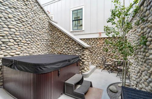 Buena Vista House | Whitewater Villa - 5BR Luxury Retreat with Hot Tub