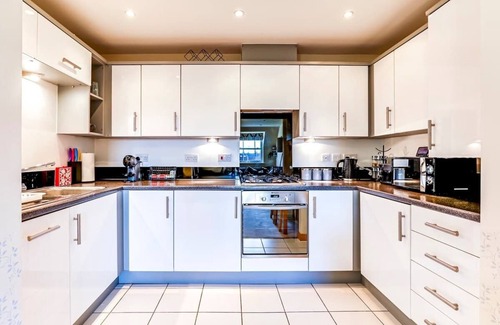 Ware Apartment | Whole 2 Bed Flat - Contractors, Families & More