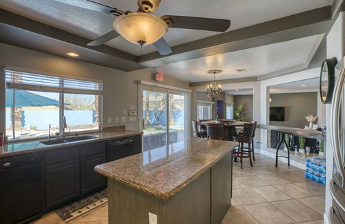 Las Vegas House | Whole home,pool/spa great location and 15m to Vegas strip, hike,golf,attractions