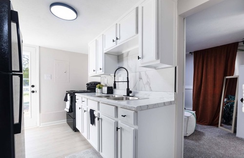 Wichita House | Whole Home Remodeled 1 Bed West Side Coffee Smrt TV WIFI