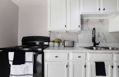 Wichita House | Whole Home Remodeled 1 Bed West Side Coffee Smrt TV WIFI