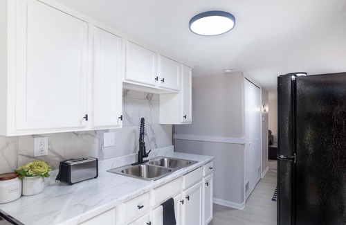 Wichita House | Whole Home Remodeled 1 Bed West Side Coffee Smrt TV WIFI
