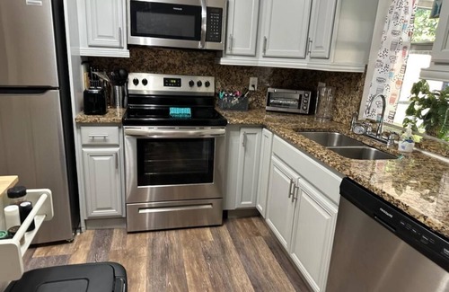 West Palm Beach House | Whole House+Renovated+Pool+Lanai+BBQ+Close to All