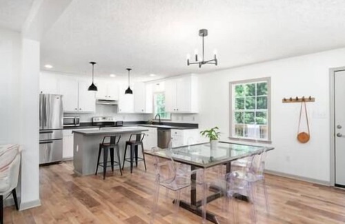 Oakley House | Whole Renovated 5 BR Home minutes to downtown Asheville, Pets welcome