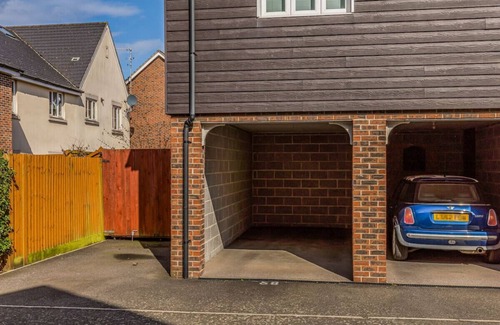 Chichester Apartment | Whyke Haven * Modern Apartment w/Private Parking