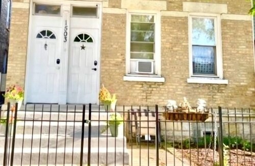 Noble Square Apartment | Wicker Park 2Bdrm near Downtown, Salt Shed Jack’s Pumpkin PopUp 145.00 Oct 15-17