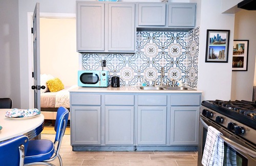 Noble Square Apartment | Wicker Park 2Bdrm Near Downtown & Salt Shed Last Minute Special 99.00 Sept 18-22