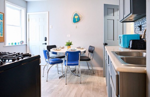 Noble Square Apartment | Wicker Park 2Bdrm Near Downtown & Salt Shed Last Minute Special 99.00 Sept 18-22