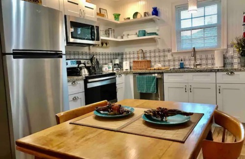 Metairie House | Wide Oaks Flat- RN, Relocation, Seasonal, Central and safe